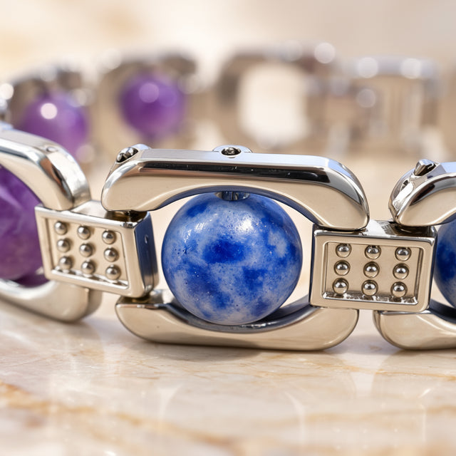 Silver Aquarius zodiac bracelet close up of the centre stone and links